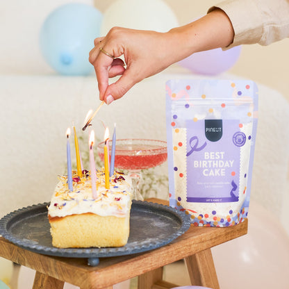 Feestelijke Birthday cake voor gezellige verjaardagen, samen bakken en zoete momenten thuis.
