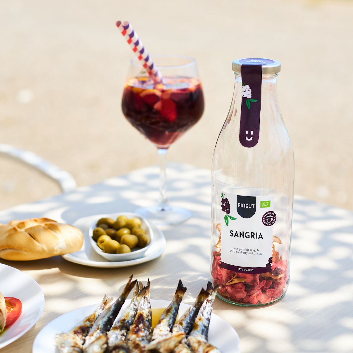 BIO DIY sangria van Pineut tijdens zomerse borrel met tapas en cocktails buiten.